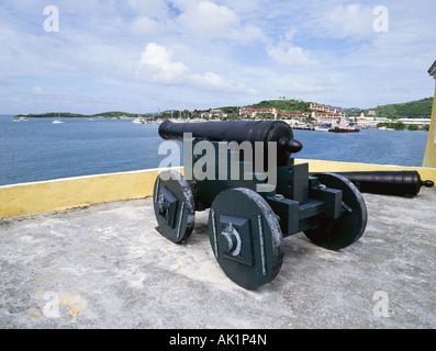 Un vecchio cannone si affaccia sul porto di Christiansvaern a Fort Christiansvaern costruito nel 1774 per proteggere la città Foto Stock