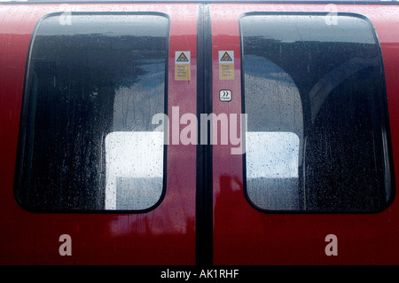 Porte scorrevoli sul lato di Londra della metropolitana treno. Foto Stock