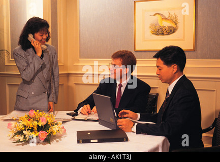 Tre persone in riunione di ufficio. Foto Stock