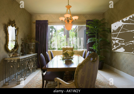 Elegante sala da pranzo con sedie viola Foto Stock