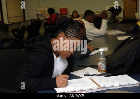 Gli studenti e i docenti a Giovanni V Lindsay Wildcat Academy Charter School di New York Foto Stock