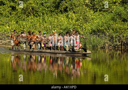 Canoa cerimonia di guerra del popolo Asmat, Irian Jaya Indonesia. Foto Stock