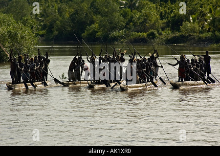 Canoa cerimonia di guerra del popolo Asmat, Irian Jaya Indonesia. Foto Stock