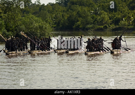 Canoa cerimonia di guerra del popolo Asmat, Irian Jaya Indonesia. Foto Stock