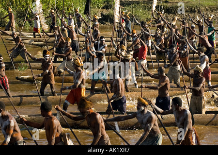 Canoa cerimonia di guerra del popolo Asmat, Irian Jaya Indonesia. Foto Stock