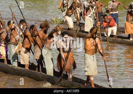 Canoa cerimonia di guerra del popolo Asmat, Irian Jaya Indonesia. Foto Stock