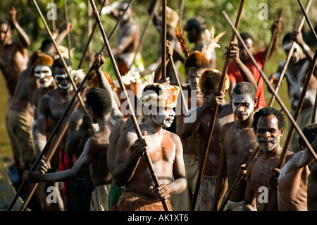 Canoa cerimonia di guerra del popolo Asmat, Irian Jaya Indonesia. Foto Stock