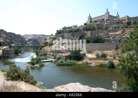 Vista sul Fiume Tago con l'Alcazar sulla collina a destra, Toledo, Castilla-La-Mancha, in Spagna Foto Stock