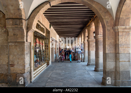 Negozi in Plaza Mayor (piazza principale), Salamanca, Castilla y Leon, Spagna Foto Stock