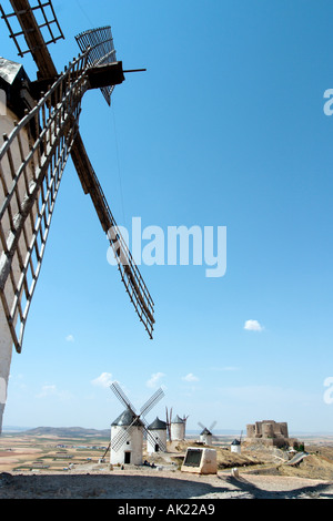 Don Chisciotte mulini a vento. Famosi mulini a vento in Consuegra, Castilla-La-Mancha, Spagna - Impostazione per il romanzo El Ingenioso Hidalgo Don Quijote de la Mancha Foto Stock