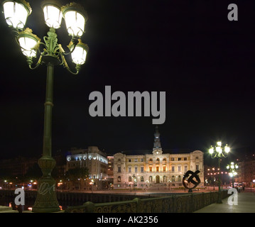 Ayuntamiento (Municipio) di notte, Puente del Ayuntamiento, Bilbao, Paesi Baschi Foto Stock