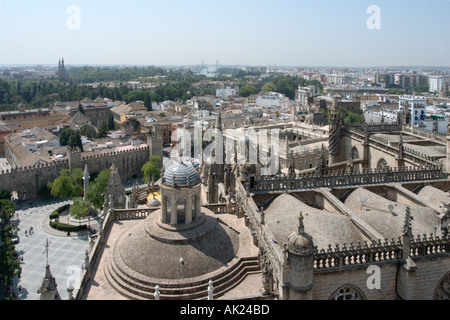 Vista dalla cima della torre Giralda oltre la cattedrale, Plaza del Triunfo e l'Alcazar, Siviglia, in Andalusia, Spagna Foto Stock