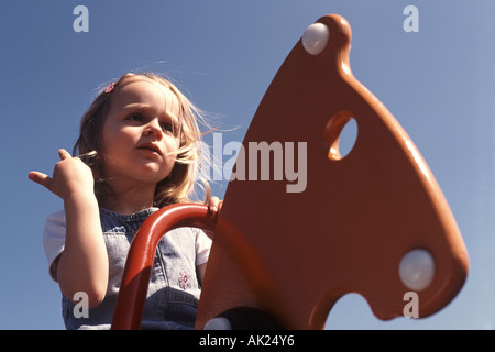 Bambina che giocano nel parco. Foto Stock