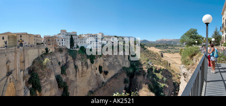 Vista panoramica su El Tajo gola con il Puente Nuevo a sinistra, Ronda, Andalusia, Spagna Foto Stock