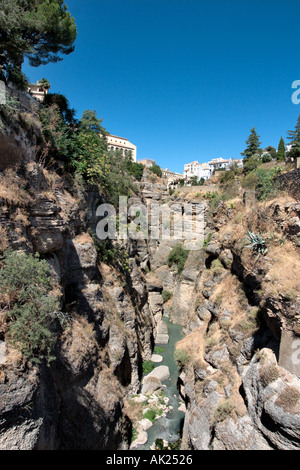 Vista di El Tajo Gorge e il Rio Guadalevin dal Puente Viejo, Ronda, Andalusia, Spagna Foto Stock