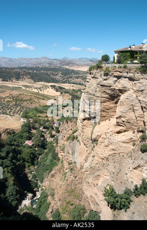 Vista di El Tajo Gorge dal Puente Nuevo, Ronda, Andalusia, Spagna Foto Stock