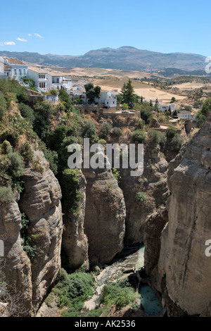 Vista di El Tajo Gorge dal Puente Nuevo, Ronda, Andalusia, Spagna Foto Stock