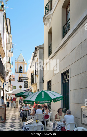 Cafè sul marciapiede in una strada fuori dalla Plaza de Espana, Mercadillo trimestre, Ronda, Andalusia, Spagna Foto Stock