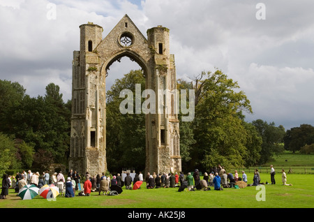 Walsingham Pilgrimage i cattolici romani tengono la messa nei terreni dell'abbazia in rovina. Little Walsingham, Norfolk, Inghilterra, 2006 2000s HOMER SYKES Foto Stock