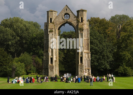 Walsingham Abbey, Regno Unito. Pellegrinaggio i cattolici romani celebrano la messa nei terreni delle rovine dell'Abbazia. Norfolk Inghilterra anni '2006 2000 HOMER SYKES Foto Stock