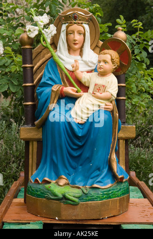 Scultura della Vergine Maria, Madonna e bambino pellegrinaggio di Walsingham. Una statua di nostra Signora di Walsingham Little Walsingham North Norfolk Inghilterra Regno Unito anni '2000 Foto Stock