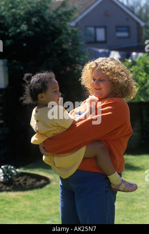 Louise Brown al suo ventesimo compleanno, il primo bambino con tubo di prova a casa che gioca con un bambino vicino. Vicino a Birmingham, Inghilterra, Regno Unito 1998 Foto Stock