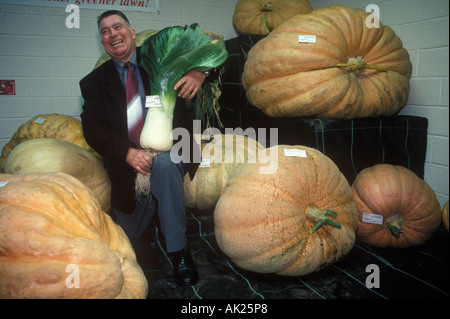 Gigante vegetale concorrenza zucca gigante a Broughton vicino a Winchester uomo azienda Premio porro gigante di HOMER SYKES Foto Stock