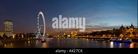 A 3 foto stitch vista panoramica del London Eye, Westminster Bridge e Case di parliment da Charing X bridge al tramonto. Foto Stock