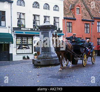 BRUGES BELGIO Unione europea novembre una delle tante carrozze trainate da cavalli che porta i turisti in gita della città Foto Stock