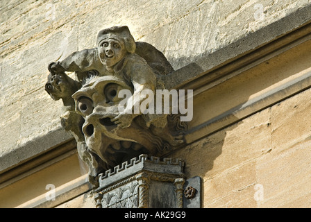 Ornate sculture in pietra e decorate periodo Vittoriano drainpipe involucro sulle pareti di Magdalen College University of Oxford Engl Foto Stock