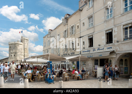 Cafe' sul marciapiede in Vieux Port con il Tour St Nicolas dietro, La Rochelle, Poitou-Charentes, Francia Foto Stock