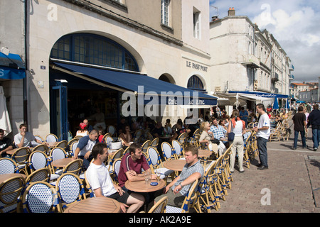 Cafe' sul marciapiede in Vieux Port, La Rochelle, Poitou-Charentes, Francia Foto Stock