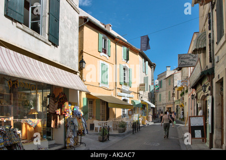 Negozi nel centro città, Arles, Provenza, Francia Foto Stock