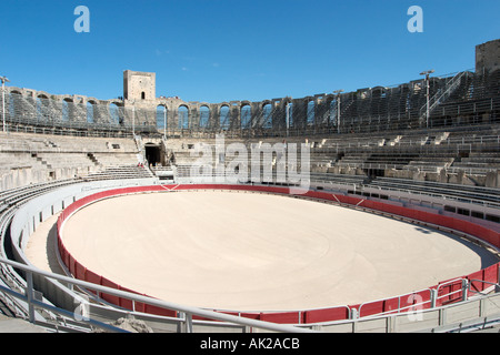 Les Arenes d'Arles (anfiteatro romano), Arles, Provenza, Francia Foto Stock