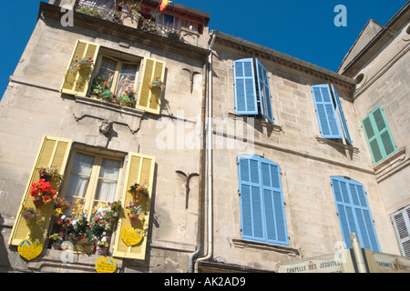 Finestre con persiane su una tipica Vecchia casa in Arles, Provenza, Francia Foto Stock