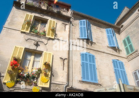 Soft focus shot di finestre con persiane su una tipica Vecchia casa in Arles, Provenza, Francia Foto Stock