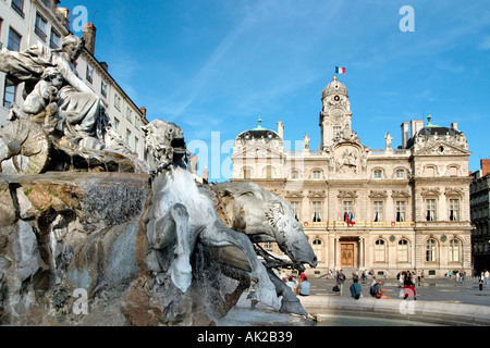 Fontana di Bartholdi di fronte all'Hotel de Ville, Place des Terreaux Presqu'ile a Lione, la Valle del Rodano, Francia Foto Stock