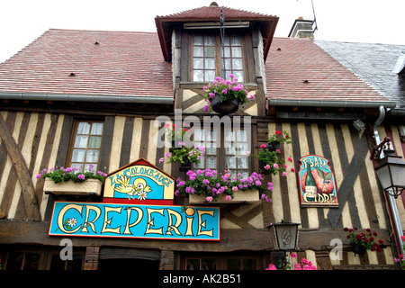 Metà edificio con travi di legno in Beuvron En Auge, Pays d'Auge, Normandia, Francia Foto Stock