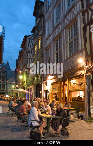 Ristorante di notte nella Città Vecchia, Rouen, Normandia, Francia Foto Stock