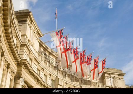 Una vista ravvicinata della parte superiore della Admiralty Arch e white ensign flags - la bandiera della Royal Navy navi. Foto Stock