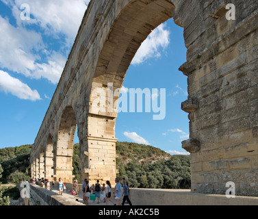 Pont du Gard acquedotto romano oltre il fiume Gard, Languedoc, Francia Foto Stock