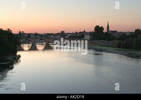 Fiume Dordogne al tramonto, Bergerac, Perigord Pourpre, Dordogne, Francia Foto Stock