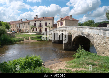 Ponte sul fiume in St Jean de Cole, Dordogne, Francia Foto Stock