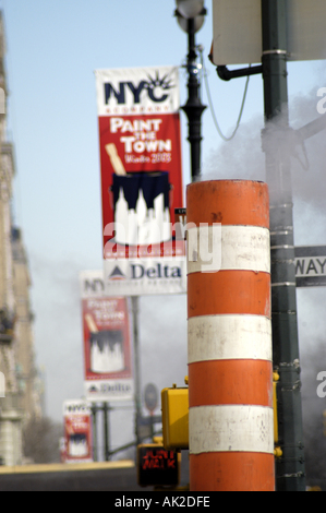 Segno di NYC metropolitana tombino verticale di fumo Foto Stock