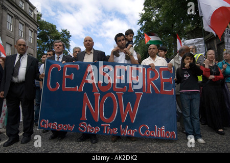 Arresto di Glasgow la coalizione bellica marciando con il cessate il fuoco ora banner in guerra anti marzo Edimburgo Scozia 12 Luglio 2006 Foto Stock