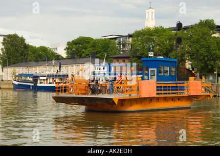 Piede e ciclo Föri traghetto che navette attraverso il fiume Aura in Turku Åbo svedese in Finlandia Foto Stock