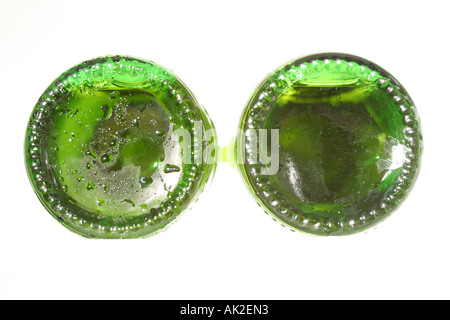 Due bottiglie di vetro verde per birra Foto Stock