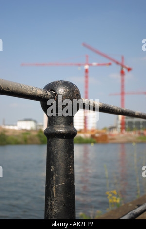 Il porto di Bristol Harbourside di dock di riconvertire la costruzione di appartamenti di lusso e appartamenti Estate 2006 Foto Stock