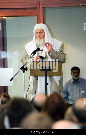 Lo sceicco Yusuf Estes intervenendo alla conferenza islamica Foto Stock