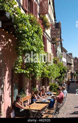 Ristorante nel centro storico, Riquewihr, Alsazia, Francia Foto Stock